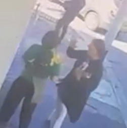 Empregada de café fica com dente partido após agressão inesperada de cliente na Austrália