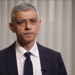 'Estou zangado, chocado e enojado.”: presidente da Câmara de Londres reage a ataque com faca contra dois homens judeus