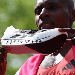 Sapatilhas que empurraram queniano para o recorde mundial da maratona já estão à venda em Portugal... por 500€