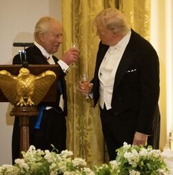 Macron elogia hipótese colocada por Carlos III de os EUA falarem francês: 'Seria 'chic''
