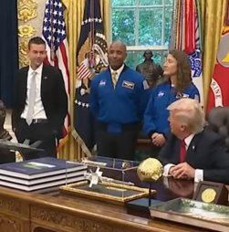 Trump faz comentário insólito sobre “belas orelhas” de responsável da NASA 
