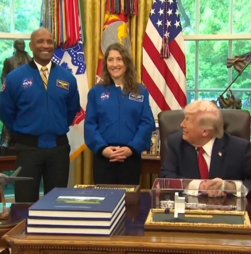 “O presidente pode participar numa destas missões?”: Trump brinca com ida à Lua em visita de astronautas à Casa Branca