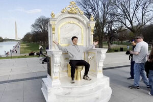 "Trono digno de um rei": Sanita dourada instalada em Washington para satirizar as renovações de Trump na Casa Branca