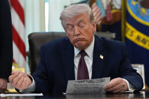 Donald Trump responde a perguntas dos jornalistas após assinar uma ordem executiva na Sala Oval da Casa Branca