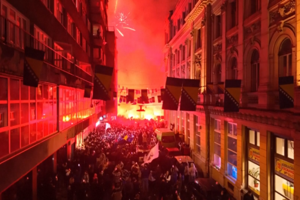 Milhares de pessoas festejam qualificação da Bósnia para o Mundial 2026 nas ruas de Sarajevo