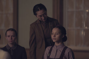 A atriz Mabel Li (de pé, a olhar para a protagonista Chase Infiniti) diz à SÁBADO que o pior deste universo distópico imaginado por Margaret Atwood é "a solidão" profunda das personagens