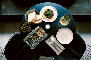 Para petiscar, beber um copo e conviver, o Onze Onze é um espaço a descobrir no Porto