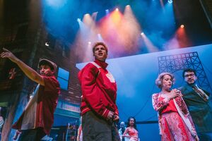 Sugestões para o fim de semana incluem concertos de Plutonio e Vizinhos no Algarve e um musical em Lisboa