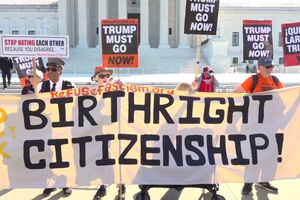 Manifestantes a favor e contra a cidadania por direito de nascimento reúnem-se em frente ao Supremo Tribunal dos EUA