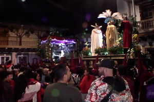 Centenas de fiéis participam em procissão da Semana Santa na Colômbia