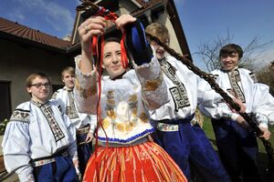 Tradições da Páscoa com rituais únicos na República Checa, Noruega e Grécia