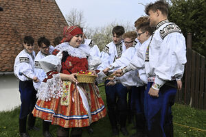 Meninos percorrem uam vila na segunda-feira de Páscoa