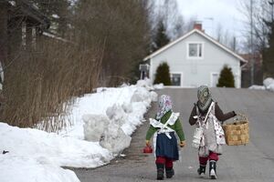 Tradições de Páscoa: Meninas celebram a Páscoa na República Checa
