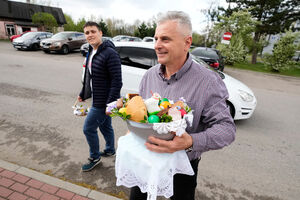 Homem leva cesta para ser abençoada numa igreja 