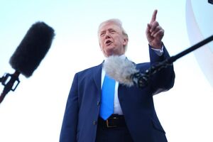 Donald Trump fala aos jornalistas à entrada do Air Force One.