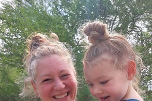 Mãe e filha reúnem-se após libertação de custódia do ICE.
