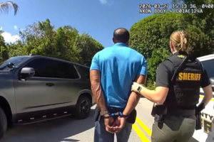 O momento em que Tiger Woods é detido por conduzir sob o efeito de substâncias na Florida 