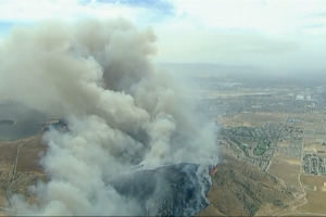 Imagens aéreas mostram incêndio de rápida propagação no sul da Califórnia 