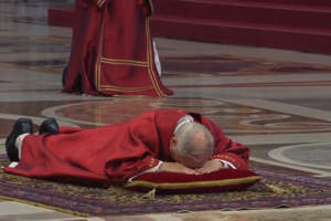 Papa Leão XIV preside pela primeira vez à celebração da Sexta-Feira Santa no Vaticano 