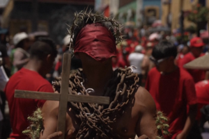 Penitentes desfilam com correntes e espinhos em ritual centenário da Semana Santa no México 