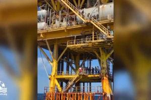 Migrantes resgatados após ficarem retidos em plataforma petrolífera abandonada no Mar Mediterrâneo 