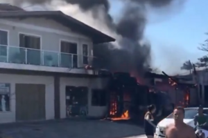 O momento em que avião cai em zona residencial no sul do Brasil provocando quatro mortos  