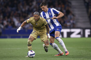 Sorriso e Jan Bednarek disputam a bola