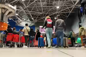Repórter Sábado: Bagagens embaladas ilegalmente no Aeroporto de Lisboa
