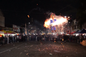 Bonecos de figuras políticas queimados em ritual de Sábado Santo no México 