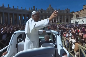Papa Leão XIV celebra Páscoa no Vaticano perante milhares de fiéis na Praça de São Pedro 