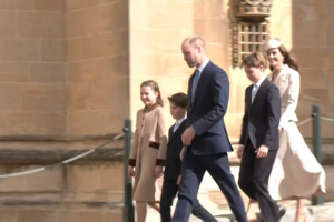 Rei Carlos III acompanhado pela família na missa de Páscoa em Windsor 