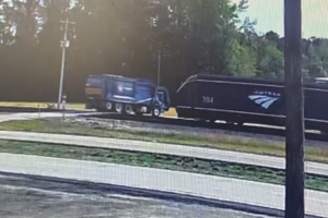 Imagens mostram momento em que comboio colide com camião do lixo numa passagem de nível nos EUA 