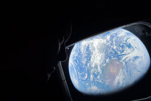 O comandante Reid Wiseman observa a Terra durante a missão Artemis II