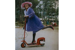 Nos bastidores de uma novela, com uma trotinete trazida dos EUA pelo colega Tozé Martinho - na altura ainda não se viam em Portugal 