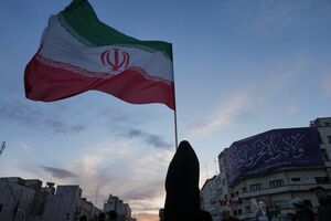 Mulher segura uma bandeira iraniana no centro de Teerão, Irão