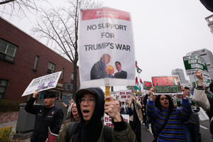 Manifestantes marcham em direção à Embaixada dos EUA 