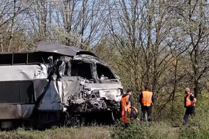 Imagens mostram aparato no local onde TGV colidiu contra camião de transporte de veículos militares em França 