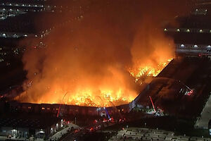 Vídeo mostra nuvem de fumo provocada por incêndio de grandes dimensões na Califórnia