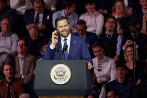 JD Vance telefona a Trump durante discurso no comício de Viktor Orbán