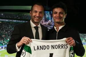 Norris em Alvalade: campeão do mundo de F1 assistiu ao Sporting-Arsenal e recebeu um presente de Varandas