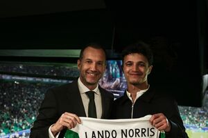 Norris em Alvalade: campeão do mundo de F1 assistiu ao Sporting-Arsenal e recebeu um presente de Varandas