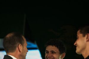 Norris em Alvalade: campeão do mundo de F1 assistiu ao Sporting-Arsenal e recebeu um presente de Varandas