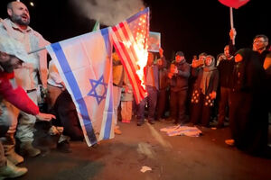 Bandeiras dos EUA e Israel queimadas em Teerão após anúncio de cessar-fogo 