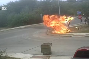 Imagens impressionantes mostram mota a despistar-se e explodir perto de crianças no Texas