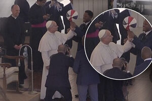 Harlem Globetrotters ensinam Papa a girar bola de basquetebol na ponta do dedo  