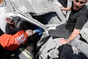 Equipas de resgate tentam alcançar um homem preso dentro de um carro