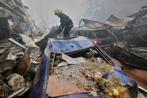 Socorrista verifica o local onde houve um ataque aéreo israelita