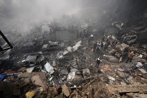 Moradores reúnem-se no local do ataque aéreo israelita