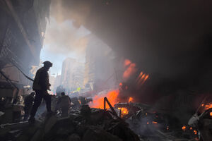 Equipas de resgate reúnem-se no local do ataque aéreo