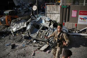 Um soldado do exército libanês impede que pessoas se aproximem do local